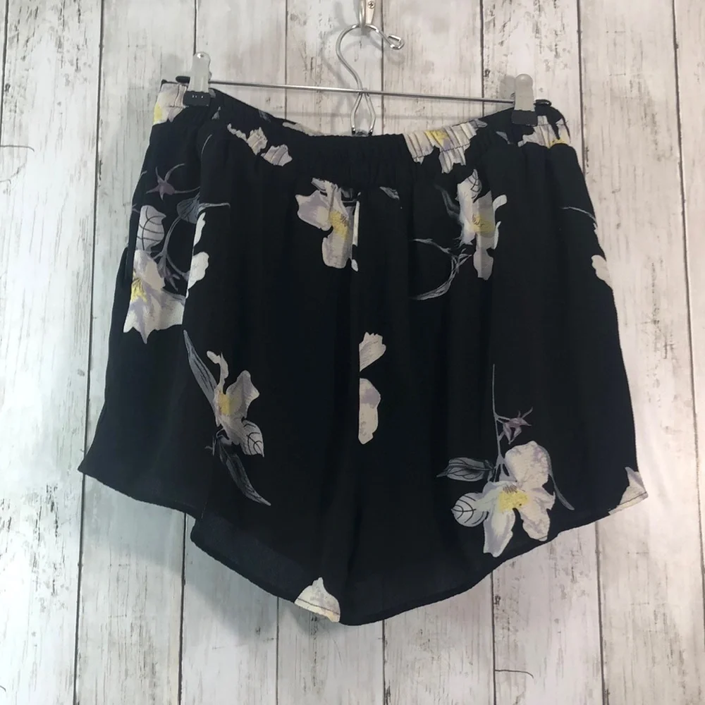 Francesca’s Collection Fiona Floral Shorts Large